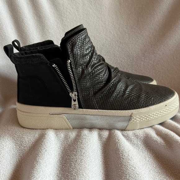 Blowfish Malibu Women's Black Lizard Print Walkabout Sneaker Bootie, Sz 8.5 NWOB - Picture 8 of 12